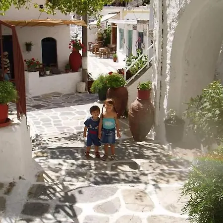 Traditional Family House, Ground Floor With Yard Nyaraló