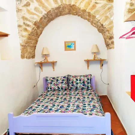 Traditional Family House, Ground Floor With Yard 度假居