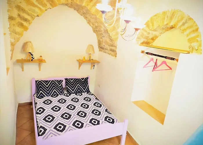 Traditional Family House, Ground Floor With Yard 度假居